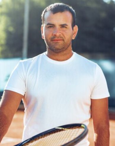 spoty-man-with-tennis-racket-standing-on-clay-cour-2021-09-03-16-10-48-utc.jpg